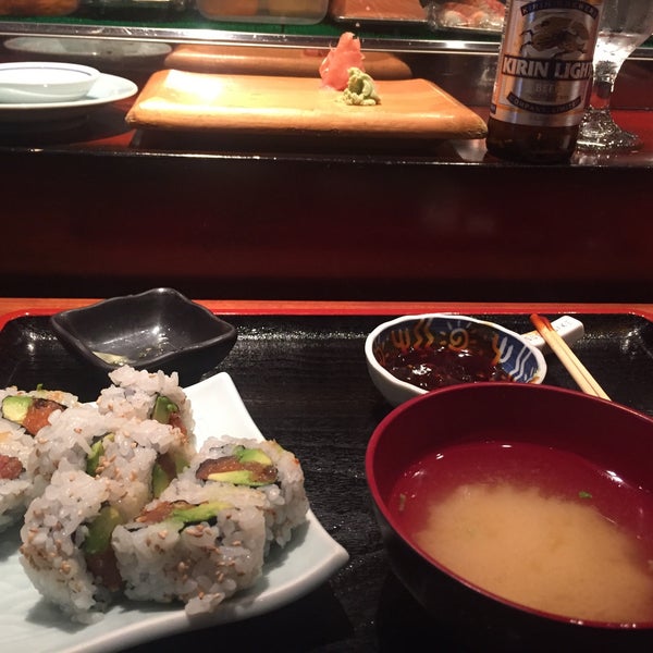 9/1/2015 tarihinde Yanira R.ziyaretçi tarafından Sushi Sake'de çekilen fotoğraf