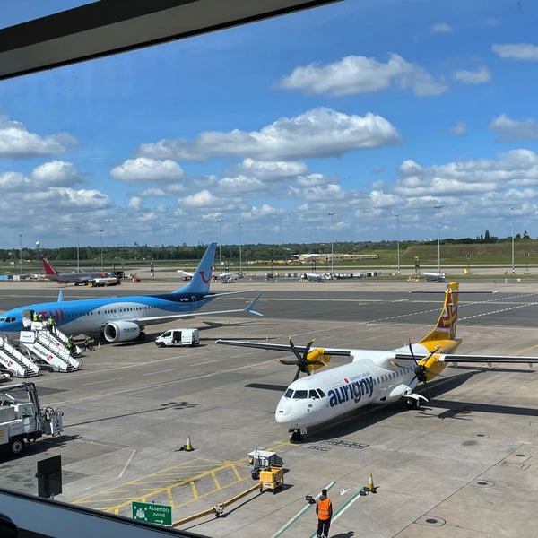 Foto tirada no(a) Aeroporto de Birmingham (BHX) por Amjad em 5/7/2022
