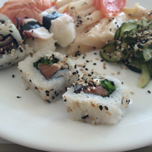 Tem poucas opções mas o buffet é bem fresquinho e honesto! Sashimi de salmão maçaricado e de anchova defumado ♥️