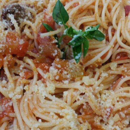 Delícia de Prato do Dia: Spaghetti ao molho Pomodoro e iscas de filé mignom. Muito bom!!