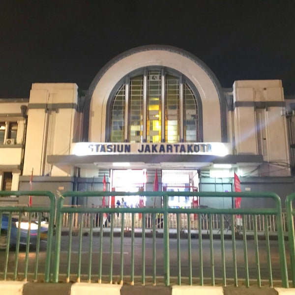 Photo taken at Stasiun Jakarta Kota by Hagumi on 8/20/2018