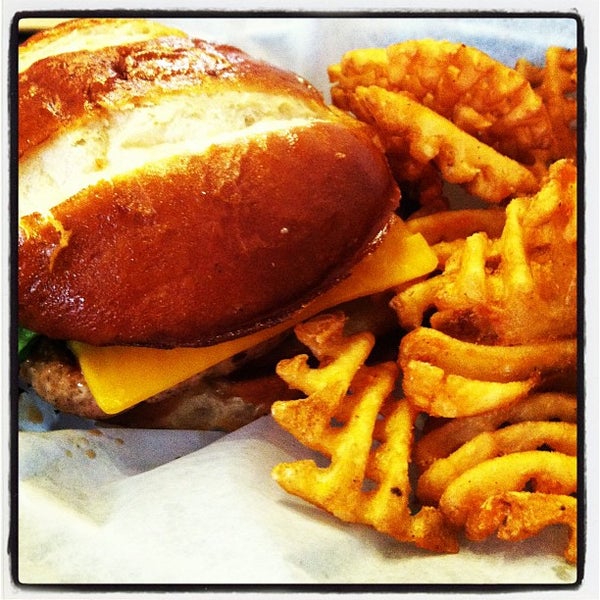 Foto tirada no(a) Punch Burger por Mark L. em 10/18/2012