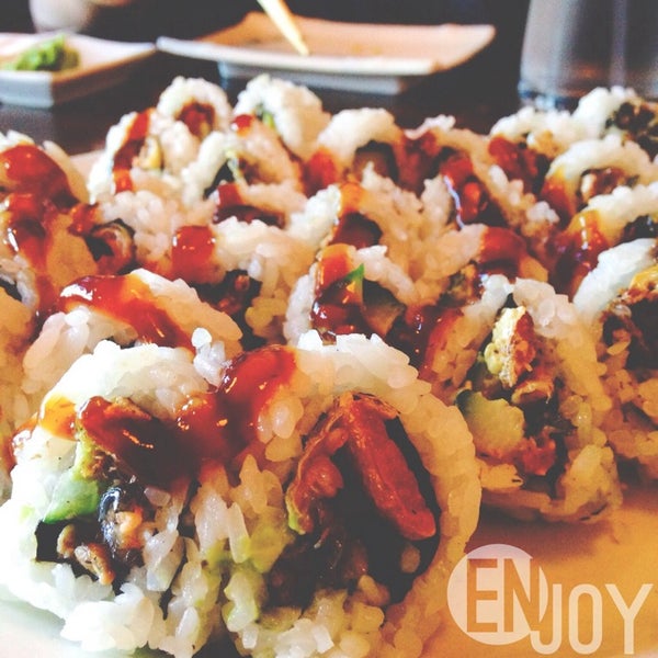 12/5/2013 tarihinde Meghan D.ziyaretçi tarafından Sushi Shack Japanese Sushi Restaurant'de çekilen fotoğraf
