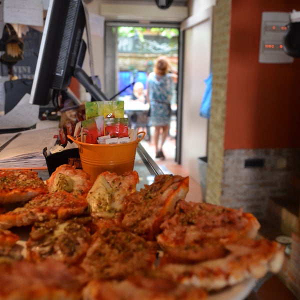 Photo prise au Pizzeria - Cicchetteria &quot;Alla Strega&quot; par かなた は. le8/17/2015