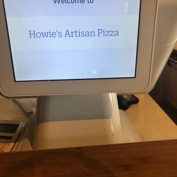 Снимок сделан в Howie&#39;s Artisan Pizza пользователем Trevor C. 5/25/2018
