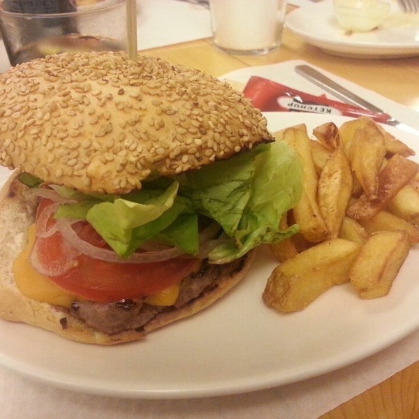 Foto tirada no(a) La Castanya Gourmet Burger por Hara A. em 9/27/2013
