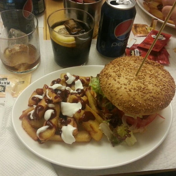 Photo prise au La Castanya Gourmet Burger par Hara A. le9/13/2013