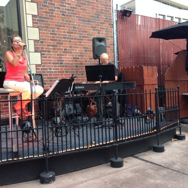 Small bites during dinner with great live music is great !