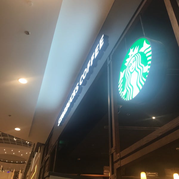 Foto diambil di Starbucks oleh Mohammed M. pada 12/17/2017