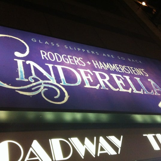 2/13/2013 tarihinde Jessica F.ziyaretçi tarafından Cinderella on Broadway'de çekilen fotoğraf