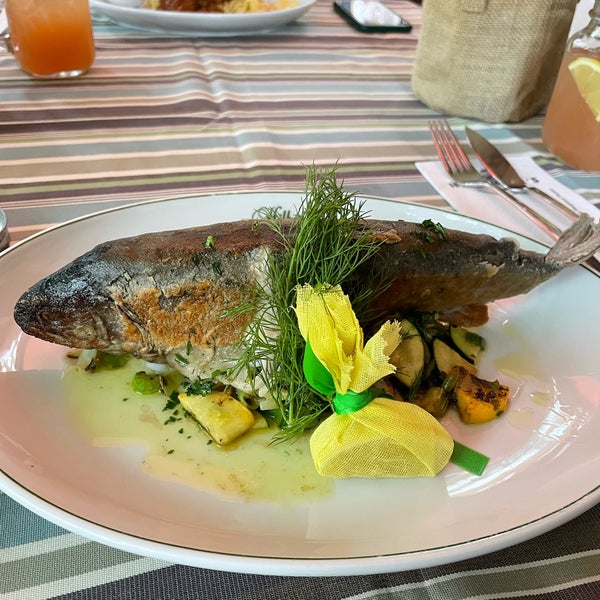 Perfect local food in Kaprun.You can choose vegetarian, meat or salat dishes. Fish from Zell am See was delicious and really fresh. Pasta Bolognese taste so good. home made ice tea also great.