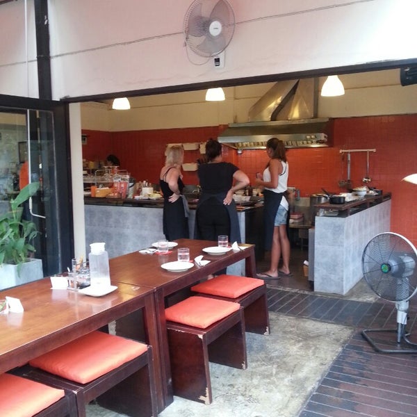 Foto scattata a Pum Thai Restaurant &amp; Cooking School da Maggie L. il 4/7/2013
