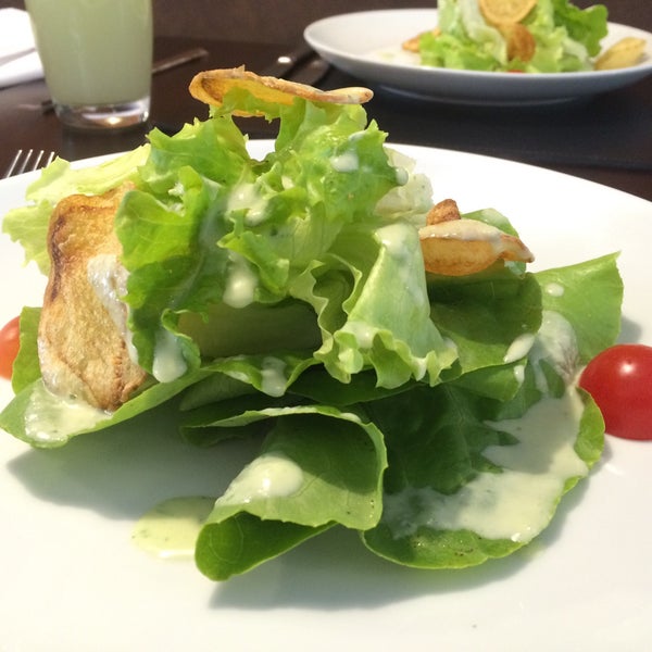 Salada do dia que acompanha a sugestão do chef é muito bem apresentada e saborosa.