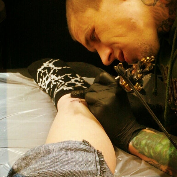 4/24/2013에 Amy T.님이 Ultimate Arts Tattoo에서 찍은 사진