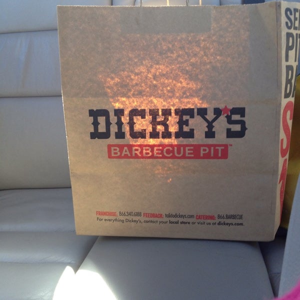 รูปภาพถ่ายที่ Dickey&#39;s Barbecue Pit โดย SooFab เมื่อ 2/21/2014