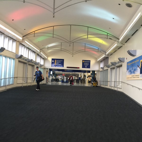 1/16/2015 tarihinde SooFabziyaretçi tarafından Oakland International Airport (OAK)'de çekilen fotoğraf
