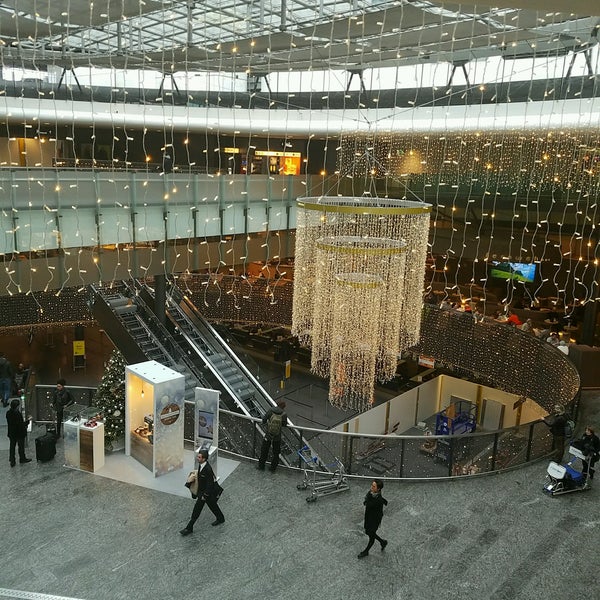 Das Foto wurde bei Flughafen Zürich (ZRH) von Eka B. am 11/16/2016 aufgenommen