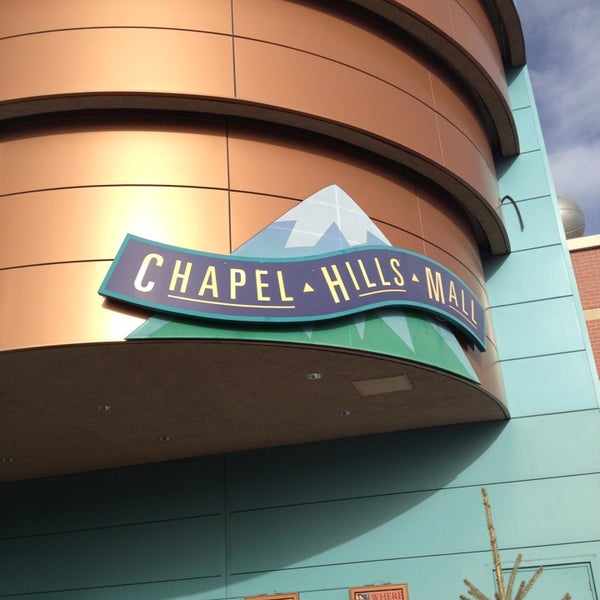 รูปภาพถ่ายที่ Chapel Hills Mall โดย Harley A. เมื่อ 3/15/2013