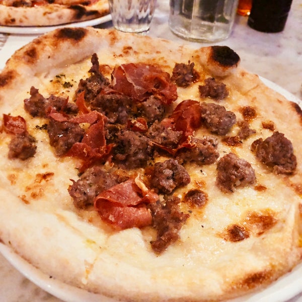 10/14/2018 tarihinde Simon T.ziyaretçi tarafından Pizza East'de çekilen fotoğraf
