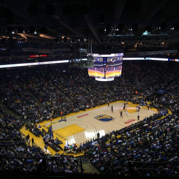 12/5/2014 tarihinde Annie S.ziyaretçi tarafından Oakland Arena'de çekilen fotoğraf