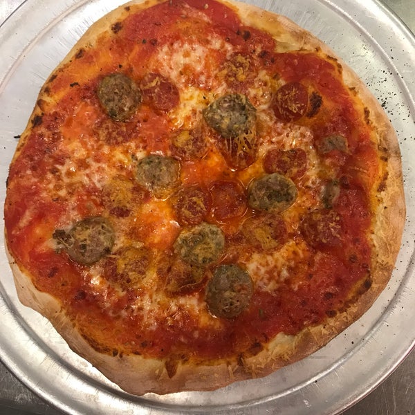 Снимок сделан в Pizza School NYC пользователем Mike D. 6/28/2017