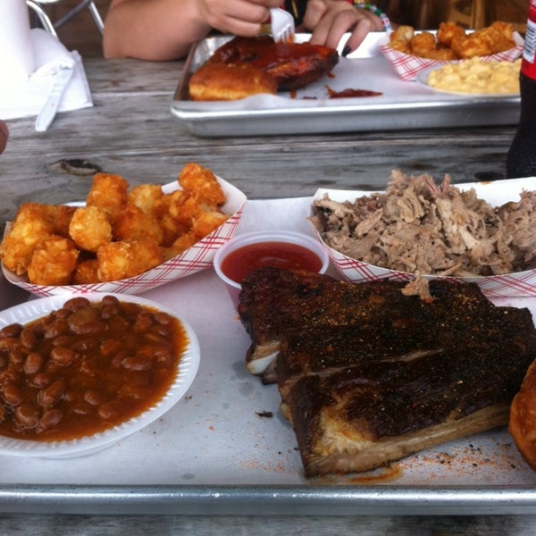 Foto scattata a Mrs. Smokeys Real Pit BBQ da John il 5/27/2014