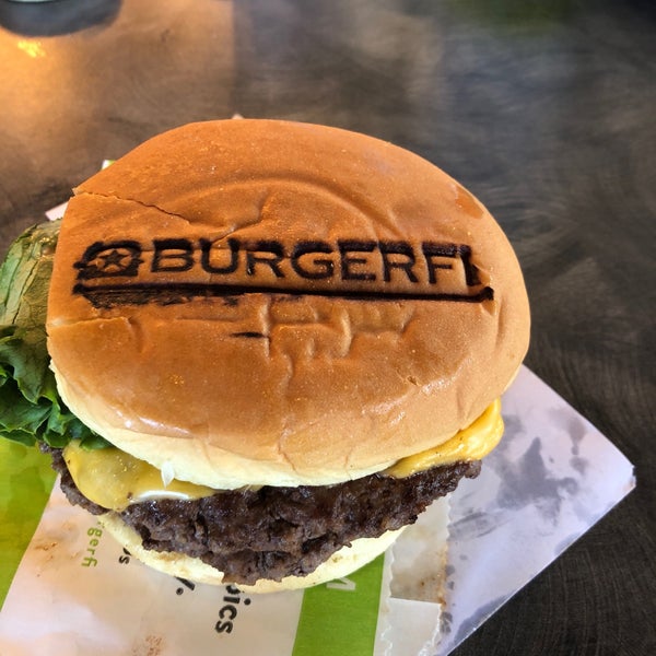 Das Foto wurde bei BurgerFi von Pete S. am 7/4/2019 aufgenommen