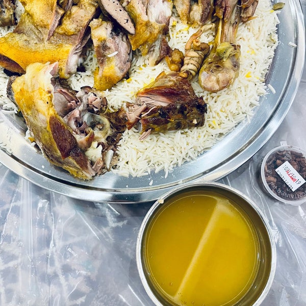 Foto scattata a Al Seddah Restaurants da Othman il 10/19/2021