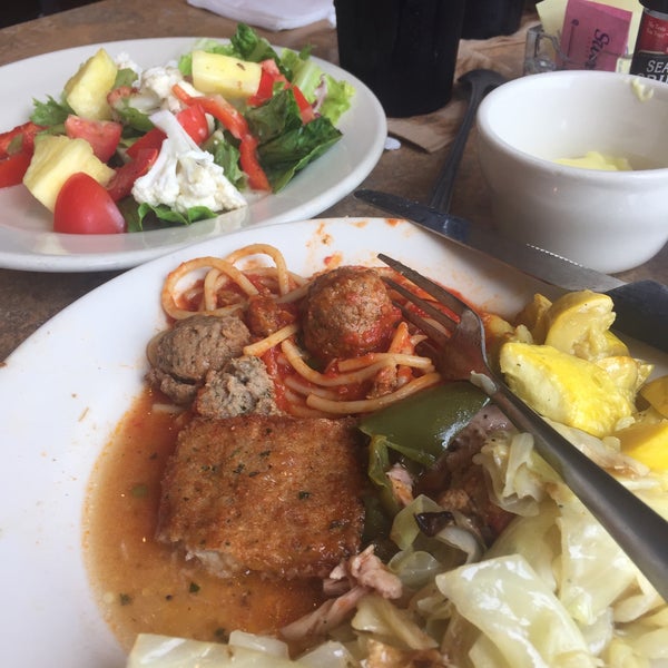 Снимок сделан в Mario’s Seawall Italian Restaurant пользователем Julie H. 6/22/2015