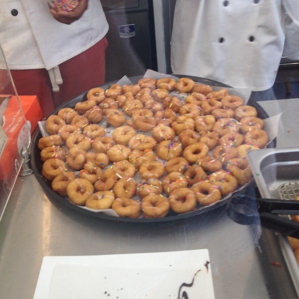Foto diambil di Carvin&#39;s Mini Donuts oleh Hsini pada 6/7/2014