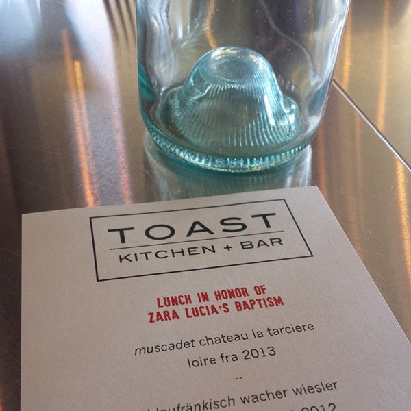 Foto scattata a Toast Kitchen + Bar da ROYbot il 1/24/2015