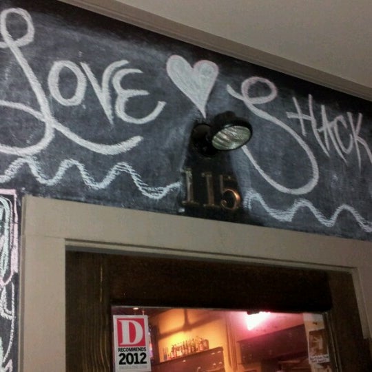 รูปภาพถ่ายที่ Love Shack โดย Mike T. เมื่อ 10/14/2012