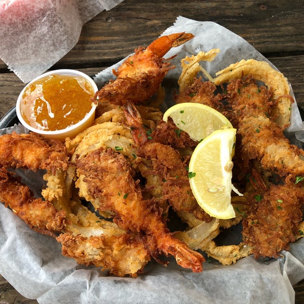 Photo prise au Outriggers Seafood Bar &amp; Grill par Tina le11/6/2018
