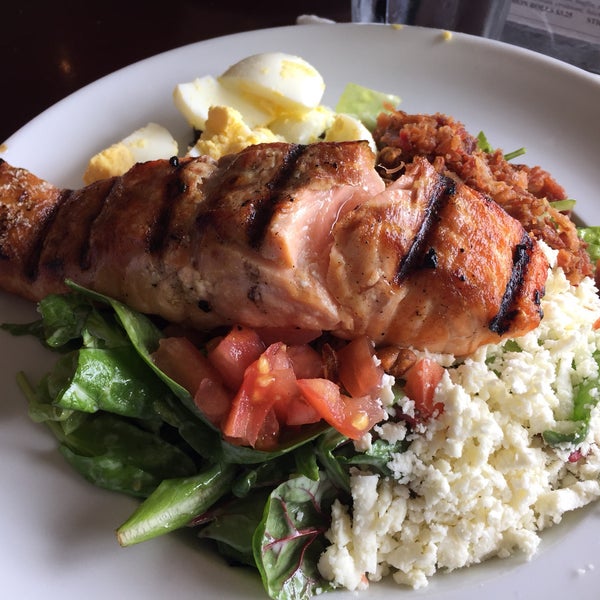 They have an excellent grilled salmon salad!