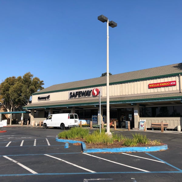 Safeway Grocery Store in Bay Farm Island