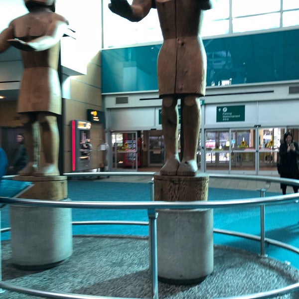 Foto diambil di Vancouver International Airport (YVR) oleh Tina pada 3/11/2018