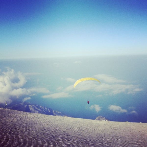 Das Foto wurde bei Sky Sports Paragliding von Ekrem Ç. am 5/12/2013 aufgenommen