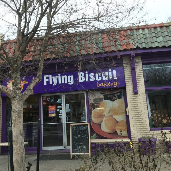 Foto scattata a The Flying Biscuit Cafe da Joe T. il 12/28/2016