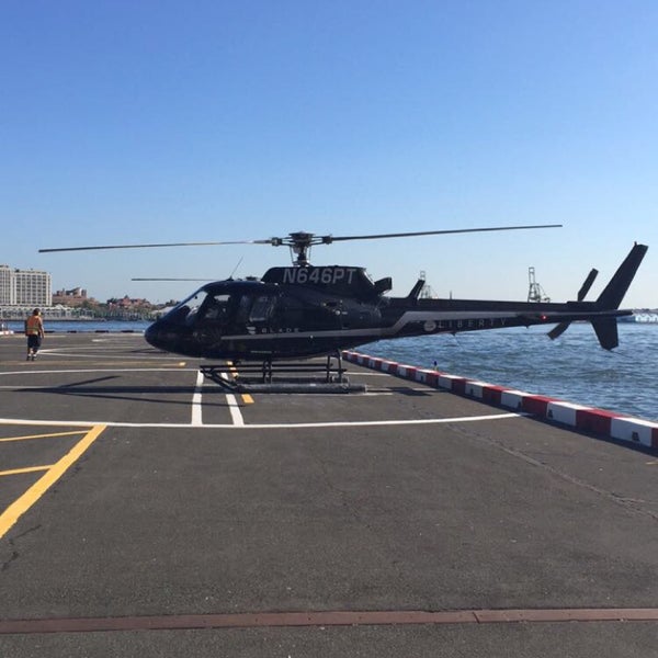 Foto tirada no(a) Liberty Helicopter Tours por Balqees . em 10/8/2015