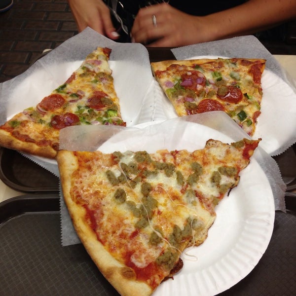 Снимок сделан в Little Italy Gourmet Pizza пользователем Caleb M. 7/19/2013