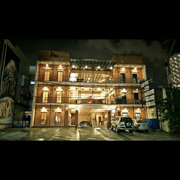 Pos Building - South Triangle - 305 Tomas Morato cor Sct Madriñan