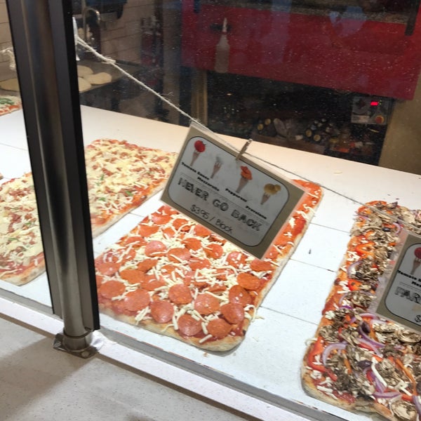 1/2/2017 tarihinde Stephen F.ziyaretçi tarafından Blocks Pizza Deli'de çekilen fotoğraf