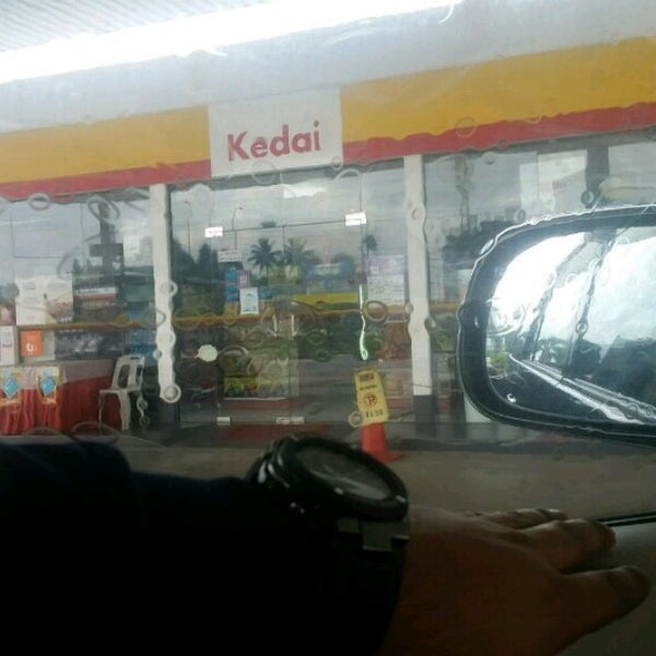 Photo taken at Shell by Muhamad S. on 4/7/2017