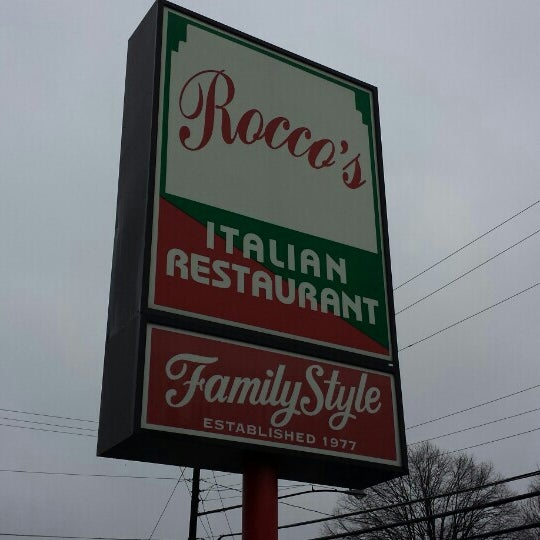 รูปภาพถ่ายที่ Rocco&#39;s Italian Restaurant โดย Jordan H. เมื่อ 12/29/2013