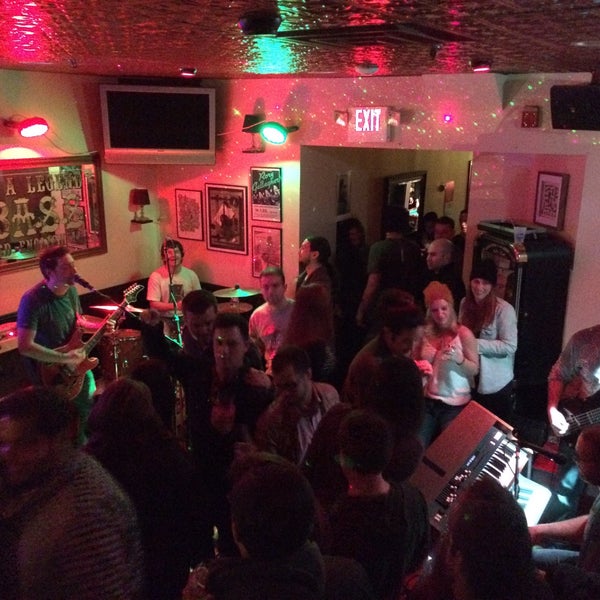 Foto tomada en Finnegan&#39;s Pub  por Dianna H. el 3/1/2015