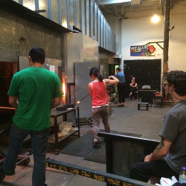 Foto tirada no(a) Seattle Glassblowing Studio &amp; Gallery por Qiang G. em 9/29/2014