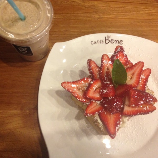 Photo taken at Caffe Bene Glenview by CK on 5/2/2014