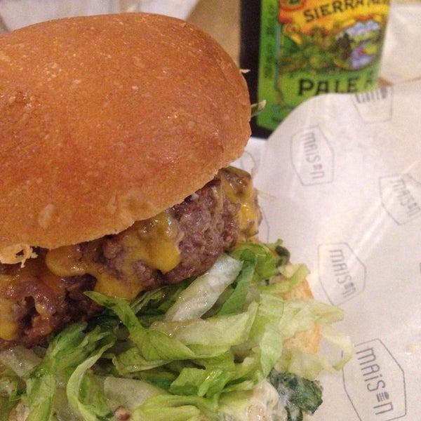 Foto scattata a Maison Burger da Jesus il 10/5/2014