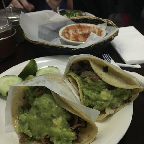 Das Foto wurde bei Tacos El Bronco von Kate H. am 12/10/2017 aufgenommen