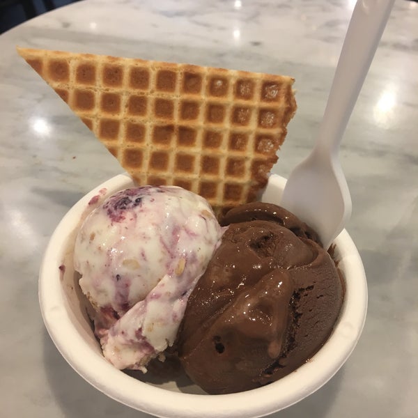 Снимок сделан в Jeni&#39;s Splendid Ice Creams пользователем Kate H. 8/20/2017